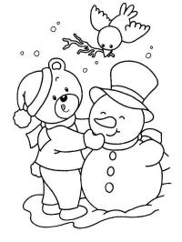 El oso hace un muñeco de nieve