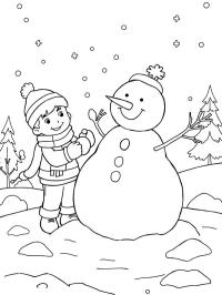 Niño haciendo un muñeco de nieve
