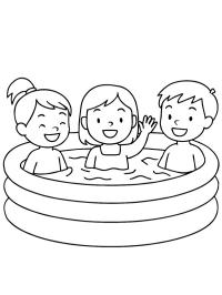 Niños en una piscina inflable