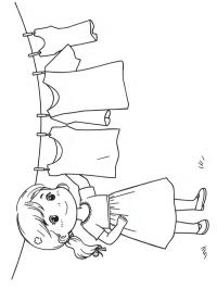 Niña tendiendo la ropa