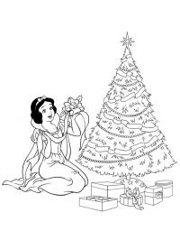 Blancanieves junto al árbol de Navidad